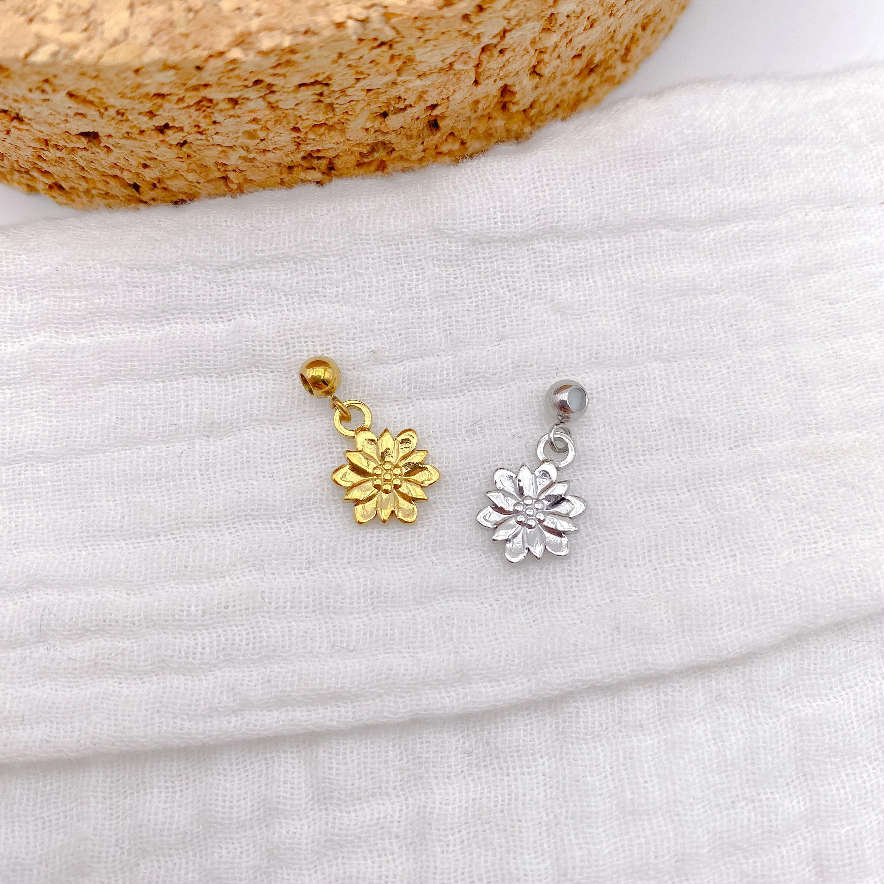 Чар CAMELIA - Перфектен за Женски Раници